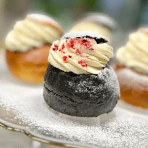 Must vastlakukkel mustsõstramoosiga